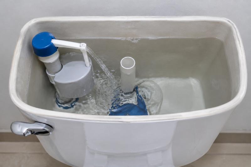 Chasse d’eau qui coule