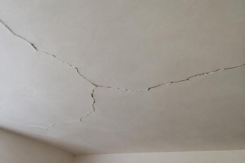 Plafond avec fissures